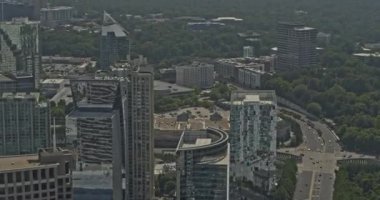 Atlanta Georgia Havacılık V683 gündüz Buckhead 'deki gökdelenlerin görüntüsü - DJI Inspire 2, X7, 6 k - Ağustos 2020