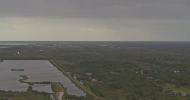Merritt Adası Florida Havacılık V3 soldan sağa yaban hayatı sığınağından uzay merkezine insansız hava aracı görüntüsü - DJI Inspire 2, X7, 6k - Mart 2020