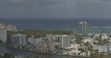 Fort Lauderdale Florida Havacılık v17 Central Beach 'teki binaların soldan sağa doğru yan görüntüsü - DJI Inspire 2, X7, 6k - Mart 2020