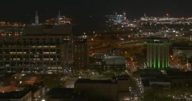 Mobil Alabama Hava V29 gece şehir merkezindeki parlak şehir ışıklarının dar çerçevesi - DJI Inspire 2, X7, 6k - Mart 2020