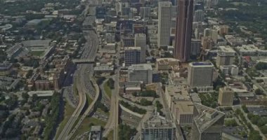 Atlanta Georgia Havacılık V643 yoğun saatlerde gökdelenlerin ve otoyolun aşağı çekimleri - DJI Inspire 2, X7, 6k - Temmuz 2020