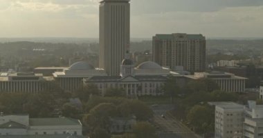 Tallahassee Florida Havacılık V10, aydınlık bir günde yüksek bina ve müzeyi yukarı doğru çekti - DJI Inspire 2, X7, 6k - Mart 2020
