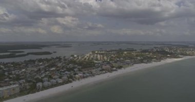 Fort Myers Beach Florida Havalimanı V8 sağa sola doğru kıyı şeridi boyunca ve çevreleyen manzaralar - DJI Inspire 2, X7, 6k - Mart 2020