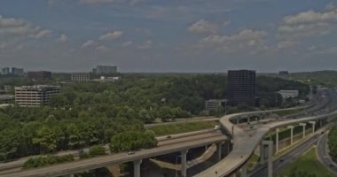 Atlanta Georgia Havacılık V665, Cumberland 'da otoyol kavşağının sağ kanat görüntüsü - DJI Inspire 2, X7, 6k - Ağustos 2020