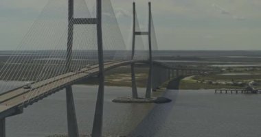 Brunswick Georgia Havayolları v1 Sidney Köprüsü 'nün Brunswick Nehri üzerindeki görüntüsü - DJI Inspire 2, X7, 6k - Mart 2020