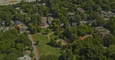 Atlanta Georgia Aerial v700 model, Cabbagetown 'da tren yolu ve siluet üzerinde çekim - DJI Inspire 2, X7, 6 k - Ağustos 2020