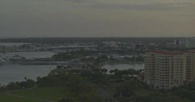 St. Petersburg Florida Havalimanı V12 peronu günbatımında soldan sağa doğru çekilmiştir - DJI Inspire 2, X7, 6k - Mart 2020