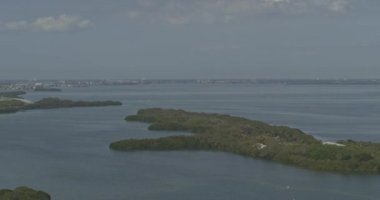 Fort De Soto Park Florida Havacılık V4, Florida Körfezi 'nin solundaki park alanının görüntüsü - DJI Inspire 2, X7, 6k - Mart 2020