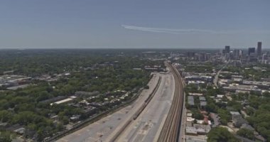 Atlanta Georgia Havalimanı v618 tam 360 'lık uçan jetin kimyasal izlerini bırakması - DJI Inspire 2, X7, 6k - Mayıs 2020