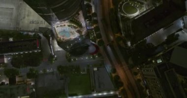 Atlanta Gürcistan Havalimanı, yüksek binaların ve gece trafiğinin dikey görüntüsü - DJI Inspire 2, X7, 6k - Ağustos 2020