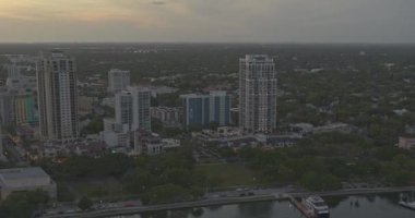St Petersburg Florida Havacılık v17 marinanın gün batımında çekilmiş görüntüsü - DJI Inspire 2, X7, 6k - Mart 2020