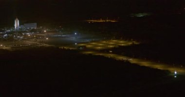 Merritt Adası Florida Havacılık v1 uzay merkezinin gece insansız hava aracı görüntüsü - DJI Inspire 2, X7, 6k - Mart 2020