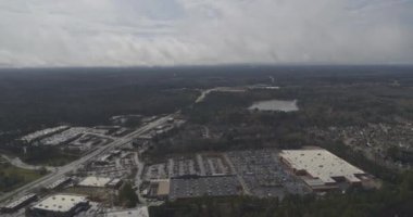 Peachtree City Gürcistan Havacılık V3, ormandaki depo ve mahallenin geniş açılı görüntüsü - DJI Inspire 2, X7, 6k - Mart 2020