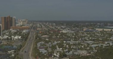 Panama City Plajı Florida Havalimanı V4 kamyonu şehrin, tatil beldelerinin ve plajların solunda - DJI Inspire 2, X7, 6k - Mart 2020