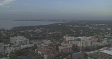 Tampa Florida Havacılık V12, üniversitenin batı yakası ve McKay Körfezi 'nin sağ kanadı - DJI Inspire 2, X7, 6k - Mart 2020