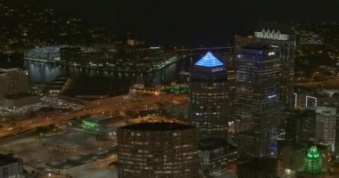 Tampa Florida Havacılık v59, gece yüksek binaların kuş bakışı görüntülerini aşağı eğdi - DJI Inspire 2, X7, 6k - Mart 2020