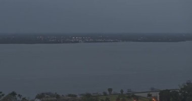 Fort Myers Florida Havacılık v1 alacakaranlıkta Caloosahatchee nehri üzerinde ve şehir merkezinde 2, X7, 6k - Mart 2020