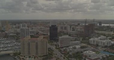 Batı Palm Beach Florida Havacılık V4, şehir merkezinin sol kanadı, marina, Lake Worth Lagoon ve Atlantik Okyanusu ufukta - DJI Inspire 2, X7, 6k - Mart 2020