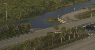 Everglades Florida Havacılık V4, Everglades Ulusal Parkı 'nın doğal bölgesi olan 75. otoyolun sağına doğru eğildi - DJI Inspire 2, X7, 6k - Mart 2020