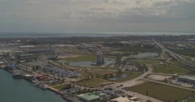 Cape Canaveral Florida Havacılık V3 bakış açısı marina üzerindeki keşif kulesine doğru çekilmiştir - DJI Inspire 2, X7, 6k - Mart 2020