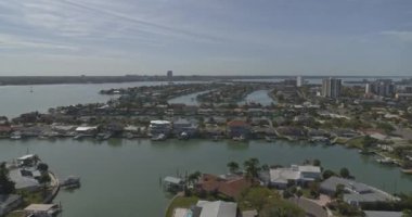 Clearwater Florida Havalimanı V9, ada arazilerindeki lüks rıhtım arazisinin yüksek hızlı uçuşu - DJI Inspire 2, X7, 6k - Mart 2020