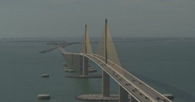 Sunshine Skyway Köprüsü Florida Havacılık V6 Skyway Köprüsü ve Tampa Körfezi 'nin sağ kanat görüntüsü - DJI Inspire 2, X7, 6k - Mart 2020