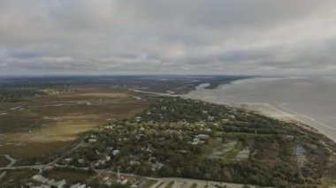 St Simons Georgia Havayolları v2 yavaş kuş bakışı sahnesi deniz kenarı ve Atlantik Okyanusu - Mart 2020