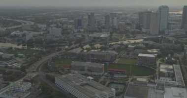Üniversite, kampüs ve şehir ufkunun Tampa Florida Havacılık v19 kuşbakışı görüntüsü - DJI Inspire 2, X7, 6k - Mart 2020