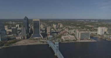 Jacksonville Florida Havacılık V2 Nehrin her iki yakasının 180 derece dramatik havası - DJI Inspire 2, X7, 6k - Mart 2020
