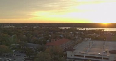 St. Augustine Florida Havacılık V13 Gün batımında şehir merkezi ve matanzas nehri üzerinde 180 derece görüş - DJI Inspire 2, X7, 6k - Mart 2020