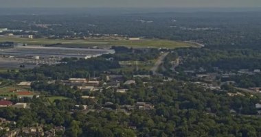 Marietta Georgia Hava Kuvvetleri Üssü, Orman ve ufuk çizgisinin sol kanat görüntüsü - DJI Inspire 2, X7, 6k - Ağustos 2020