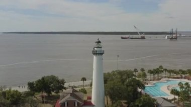 St Simons Georgia Havayolları V12 sağ tarafta yeşil alan, deniz feneri ve St Simons Sound - Mart 2020