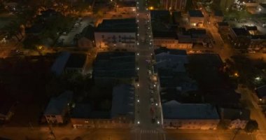 Mobil Alabama Havacılık V26 kuş bakışı caddeleri alacakaranlıkta şehir merkezindeki klişe ışıklarını ortaya çıkarıyor - DJI Inspire 2, X7, 6k - Mart 2020