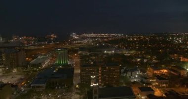 Mobil Alabama Havalimanı V28 gece şehir merkezindeki gökdelenlerin görüntüleri - DJI Inspire 2, X7, 6k - Mart 2020
