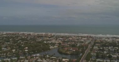 Cocoa Beach Florida Havacılık V3 üstgeçidi ve her biri Atlantik Okyanusu 'na doğru - DJI Inspire 2, X7, 6k - Mart 2020