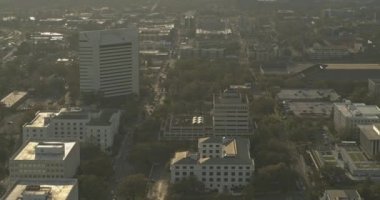 Tallahassee Florida Havacılık V11, modern yüksek bina ve şehir merkezinin sağ kanat görüntüsü - DJI Inspire 2, X7, 6k - Mart 2020