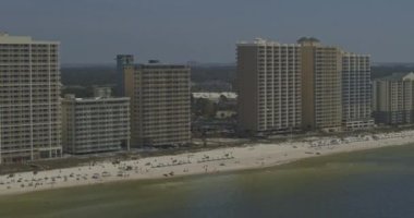 Panama City Plajı Florida Havalimanı V6 plajının solundaki tatil beldeleri ve plajdaki insanlar - DJI Inspire 2, X7, 6k - Mart 2020