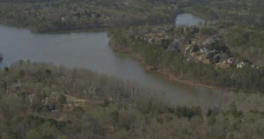 Peachtree City Gürcistan Havacılık V12 peronu ormanda gizlenmiş bir mahallenin sol görüntüsü - DJI Inspire 2, X7, 6k - Mart 2020