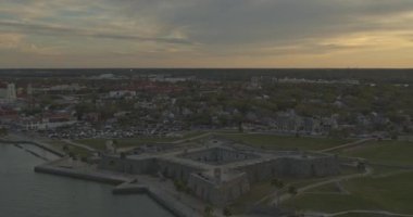 St. Augustine Florida Havayolları V10 Castillo de San Marcos üzerinde günbatımında geniş panorama süpürmektedir - DJI Inspire 2, X7, 6k - Mart 2020