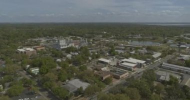 Gainesville Florida Hava Aracı V7 depo parkına doğru iniyor. DJI Inspire 2, X7, 6k - Mart 2020