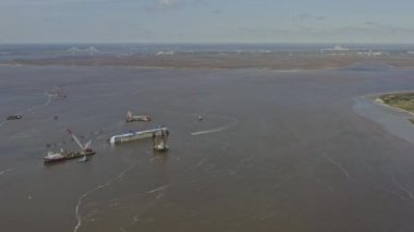 St. Simons Georgia Havacılık V14, devrilmiş araba taşıyıcıları, güverteler ve inşaat vinçleri ile kirlenmiş St. Simons Sound 'dan çekildi. Mart 2020