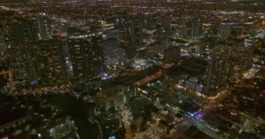 Fort Lauderdale Florida Havacılık V9 gece insansız hava aracı görüntüsünde şehrin ufuk çizgisine doğru eğildi - DJI Inspire 2, X7, 6k - Mart 2020