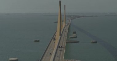 Sunshine Skyway Köprüsü Florida Havalimanı V7, Gündüz vakti Sunshine Skyway Köprüsü 'nde trafiğin sol ayağında - DJI Inspire 2, X7, 6k - Mart 2020