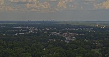 Marietta Georgia Havalimanı, Sandy Springs 'in gündüz şehir manzarası ve havalimanının sağ kanat görüntüsü - DJI Inspire 2, X7, 6 k - Ağustos 2020