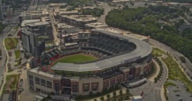 Atlanta Georgia Havacılık V666 Cumberland 'daki büyük stadyumun kuş bakışı çekimi - DJI Inspire 2, X7, 6k - Ağustos 2020
