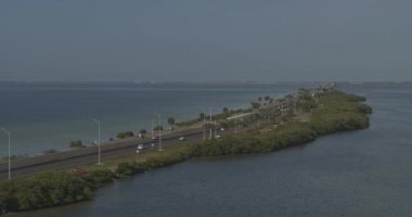 Tampa Florida Havacılık V63, Courtney Campbell Causeway ve Old Tampa Bay 'in soldan çekimleri - DJI Inspire 2, X7, 6k - Mart 2020