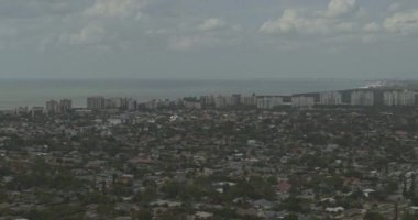 Kuzey Napoli Florida Havayolları V7, lüks mahallelerde soldan sağa doğru hareket ediyor - DJI Inspire 2, X7, 6k - Mart 2020