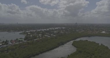 Hollywood Florida Havacılık V8 plaj boyunca uzanan gölleri ve kıyı şeridini tarıyor. 2, X7, 6k - Mart 2020