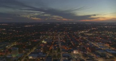 Mobil Alabama Havayolları V23 şehir merkezindeki gün batımında şehir ışıkları canlanırken çekiliyor - DJI Inspire 2, X7, 6k - Mart 2020