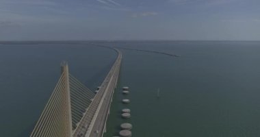 Güneşli bir günde Sunshine Skyway Köprüsü Florida Havalimanı V2 otoyol köprüsünün sol görüntüsü - DJI Inspire 2, X7, 6k - Mart 2020